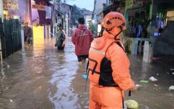 Banjir Jakarta Menerjang 48 RT-16, Hujan Semalaman Jadi Penyebab