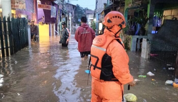 Banjir Jakarta Menerjang 48 RT-16, Hujan Semalaman Jadi Penyebab