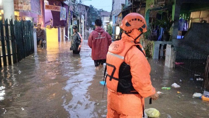 Banjir Jakarta Menerjang 48 RT-16, Hujan Semalaman Jadi Penyebab
