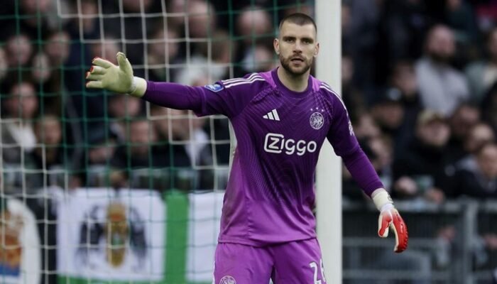 “Ajax Menyusut, Maarten Paes Cari Kemenangan Pertama”