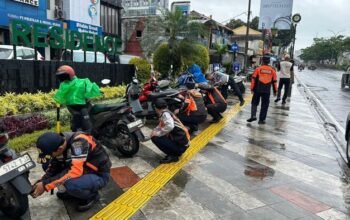 Pemkot Depok Tangkap 18 Motor Parkir Liar di Margonda, Ban Pelanggar Dikempesin!