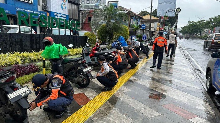 Pemkot Depok Tangkap 18 Motor Parkir Liar di Margonda, Ban Pelanggar Dikempesin!