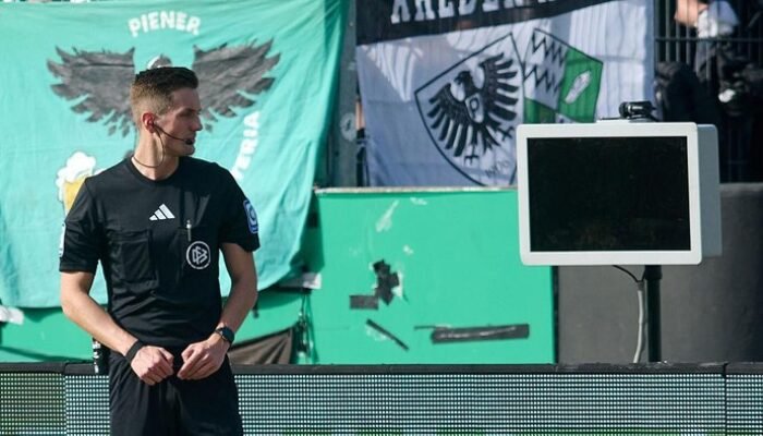 Aksi Konyol Suporter: Cabut Colokan VAR, Bikin Wasit Kebingungan! – Update 1