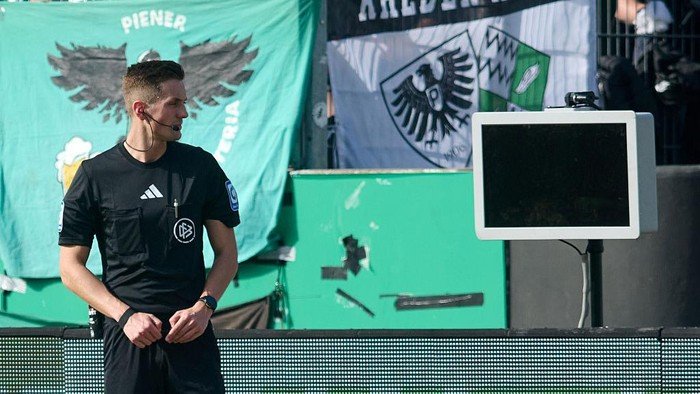 Aksi Konyol Suporter: Cabut Colokan VAR, Bikin Wasit Kebingungan! - Update 1