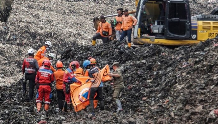 Tragedi Longsor Bantargebang: 2 Selamat, 1 Meninggal dalam Penyisiran