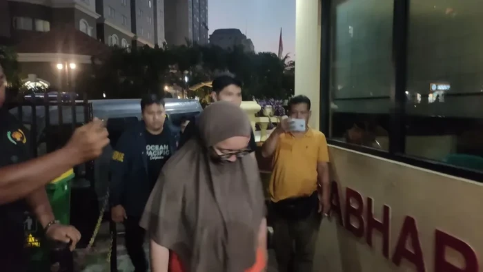 **Wanita di Jakbar Curi Rp300 Juta Sahabat, Klaim Terjerat Utang Pinjol!**