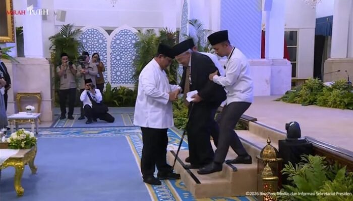 **Momen Prabowo Bantu Quraish Shihab Turun dari Panggung Usai Ceramah: Solidaritas atau Konspirasi?**