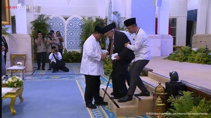 **Momen Prabowo Bantu Quraish Shihab Turun dari Panggung Usai Ceramah: Solidaritas atau Konspirasi?**