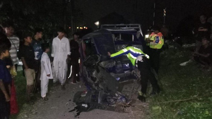 KRL Tabrak Pikap, Tragedi di Bogor: 1 Orang Luka!