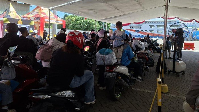 **Ramainya Pemudik Motor di Ciwandan, Pelat B Menjadi Primadona!**