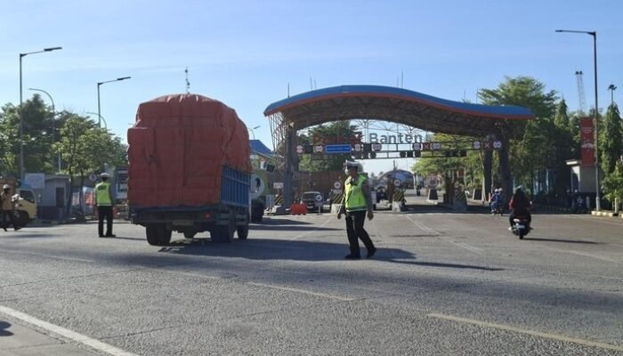 Truk Truk Antri di Pelabuhan Ciwandan, Polisi Atasi Keblokiran JLS