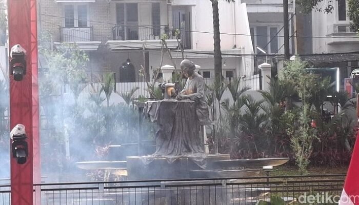 “Patung Fatmawati Hamil Guntur Soekarnputra: Simbol Kebangsaan Baru yang Mengguncang Taman Bendera Pusaka”