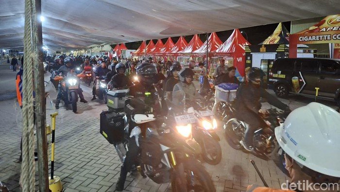 [Malam Jadi Pilihan, Pemudik Motor Ciwandan Berbondong-bondong]