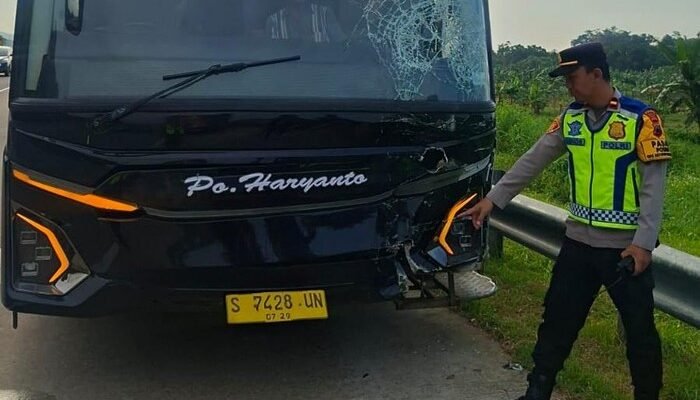 Heboh! Bus Tabrak 5 Mobil Pemudik di Tol Batang, Nyawa Selamat dalam Kebakaran!
