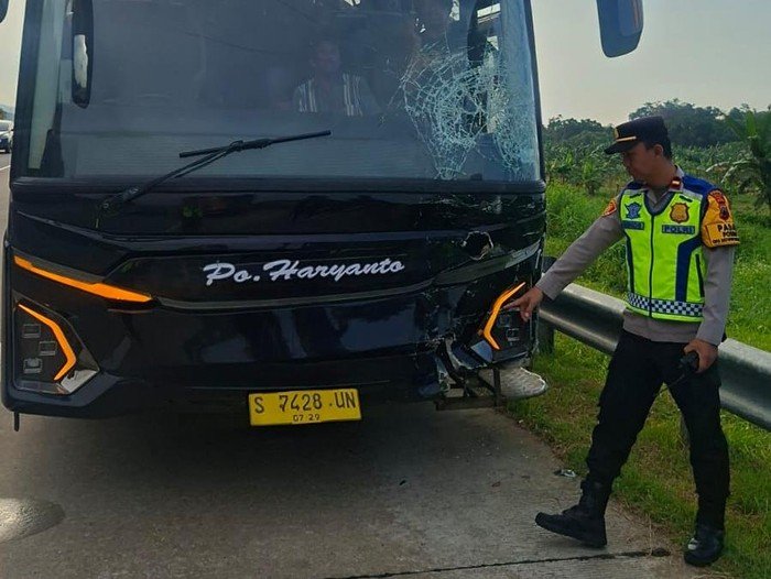 Heboh! Bus Tabrak 5 Mobil Pemudik di Tol Batang, Nyawa Selamat dalam Kebakaran!