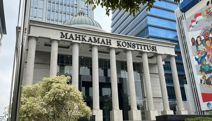 [Roy Suryo dan Tifa: Gugatan di MK Ditolak karena Permohonan Tak Jelas]