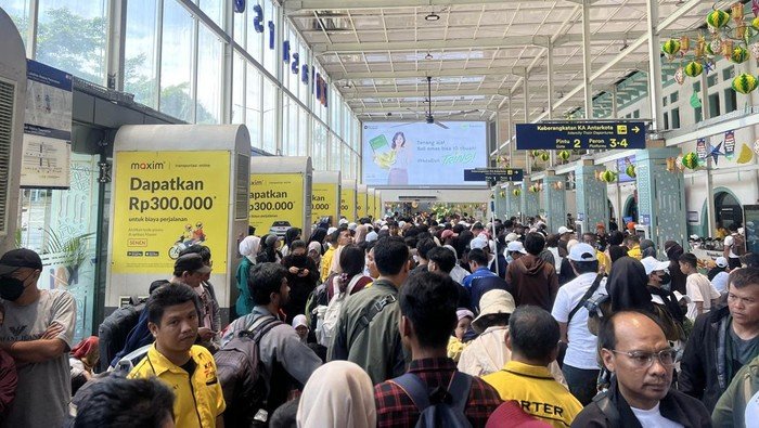 Stasiun Pasar Senen Padat, Calon Penumpang Sampai Duduk di Lantai, Jelang Lebaran