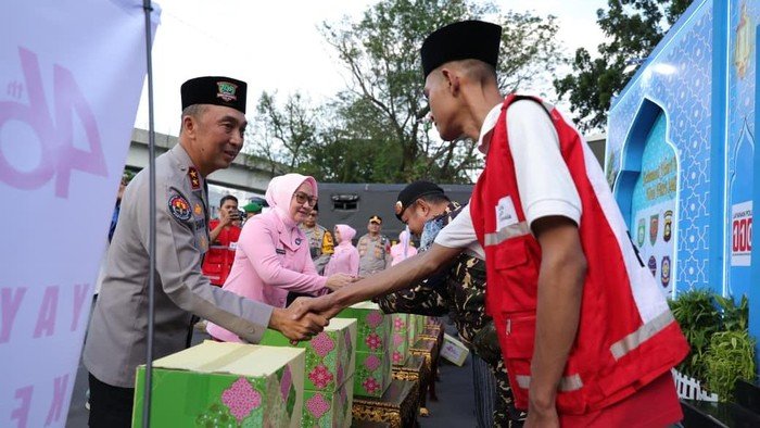 Kapolda Sumsel Cek Pospam Operasi Ketupat 2026, Bagikan Tali Asih-Takjil - Update 2