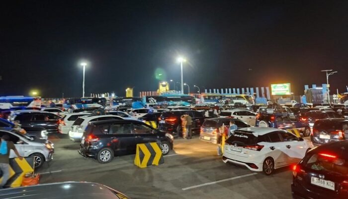 Malam Ini, Pelabuhan Merak Penuh Pemudik, Menyedot Perhatian Atas Kondisi Lalu Lintas