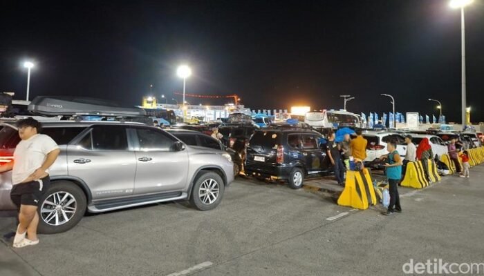 **Dermaga di Merak Penuh, Polisi Pasang Penyekat Antisipasi Penumpukan**