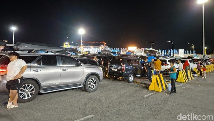 **Dermaga di Merak Penuh, Polisi Pasang Penyekat Antisipasi Penumpukan**