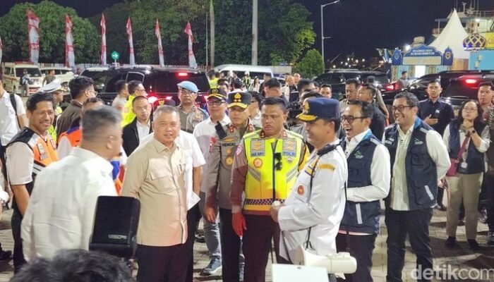 Menhub-Kakorlantas Tinjau Pelabuhan Merak dan Ciwandan, Temui Para Pemudik, Pastikan Perjalanan Aman!