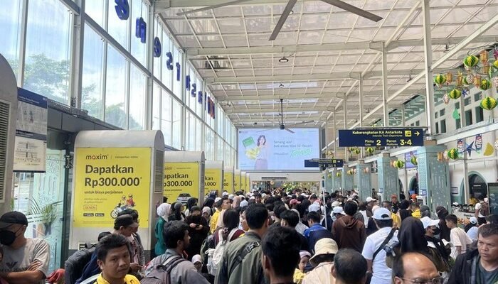 “22 Ribu Penumpang Stasiun Senen: Momen Mudik Lebaran yang Penuh Harap”