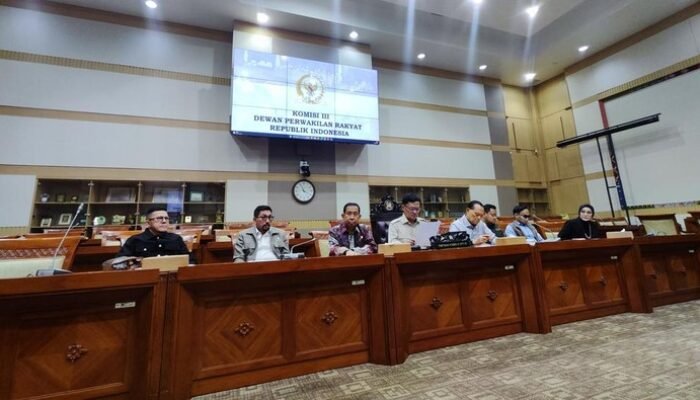 Kasus Penyiraman Air Keras Andrie Yunus: PDIP Dorong Sidang di Peradilan Umum, Apa yang Dipertaruhkan?