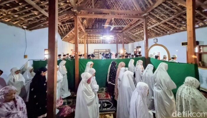 Jemaah Syathaariyah di Ponorogo Salat Idul Fitri Sebelum Waktu, Ini Penjelasan Mereka!