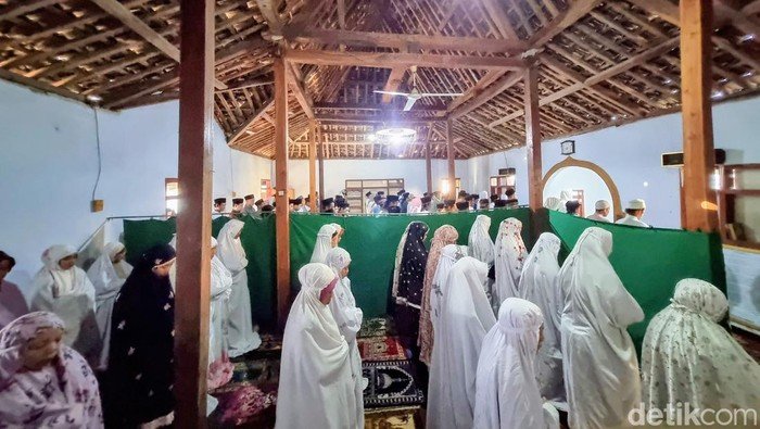 Jemaah Syathaariyah di Ponorogo Salat Idul Fitri Sebelum Waktu, Ini Penjelasan Mereka!