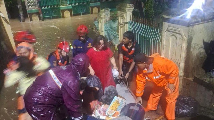 Darurat Banjir Ciracas: 47 Warga, dari Ibu Hamil hingga Balita, Selamat Berkat Damkar!