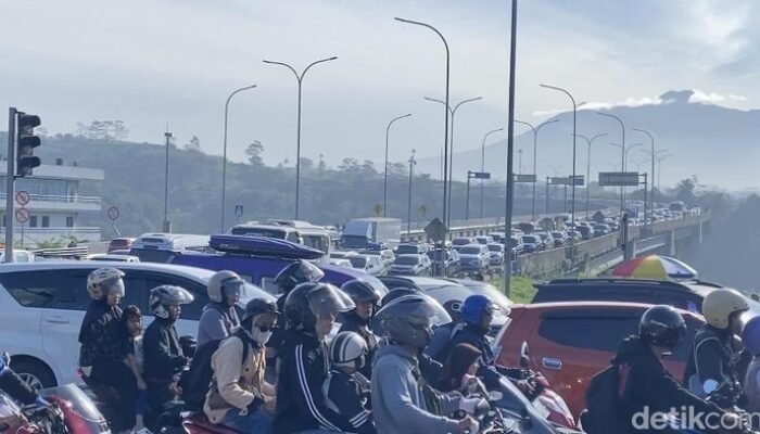 GT Parungkuda Tol Bocimi Macet Nyaris Tak Bergerak, Merambat ke Jalur Arteri: Krisis Lalu Lintas yang Mengguncang Kota
