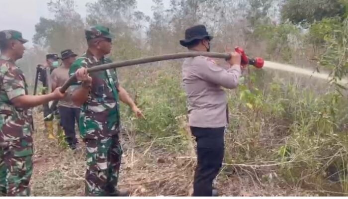Api Menerjang 14 Titik di Dumai, Operasi Gabungan TNI-Polisi Sukses Padamkan!